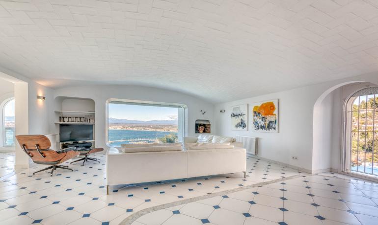 Beautiful house with infinity pool and spectacular views over the Bay of Roses