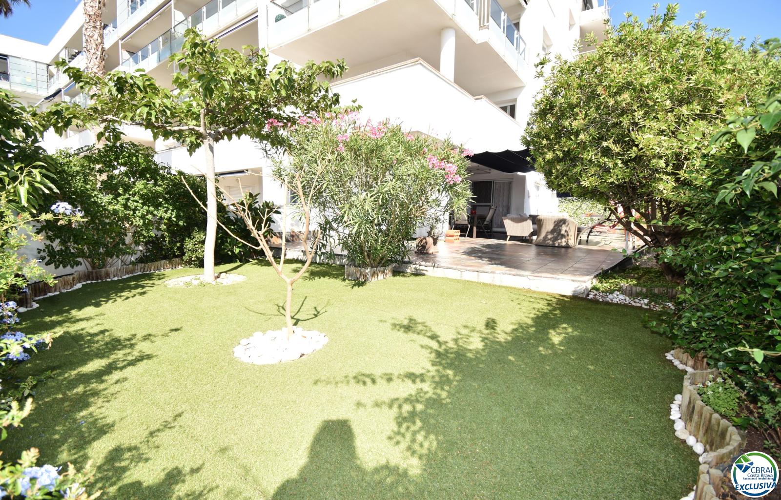 Groundfloor apartment with private garden and communal pool for sale