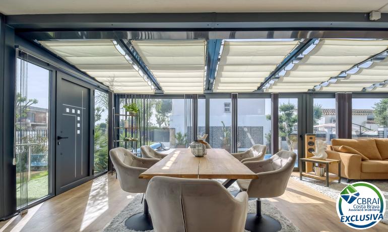 Preciosa casa reformada en el centro de Empuriabrava