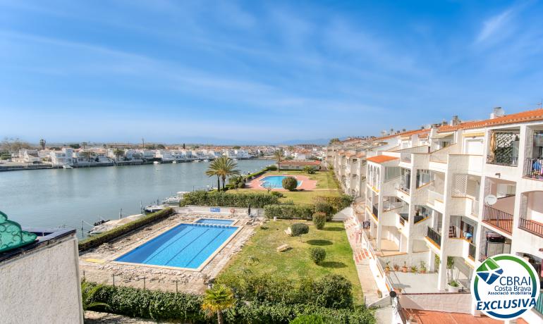 Beautifull flat completely renovated with nice views over the canal