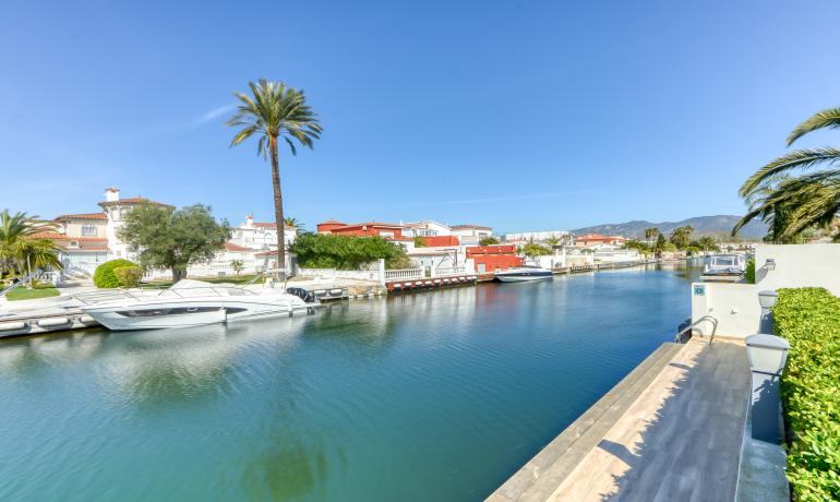 Luxurious Contemporary Home with Exclusive Wide Mooring in Empuriabrava