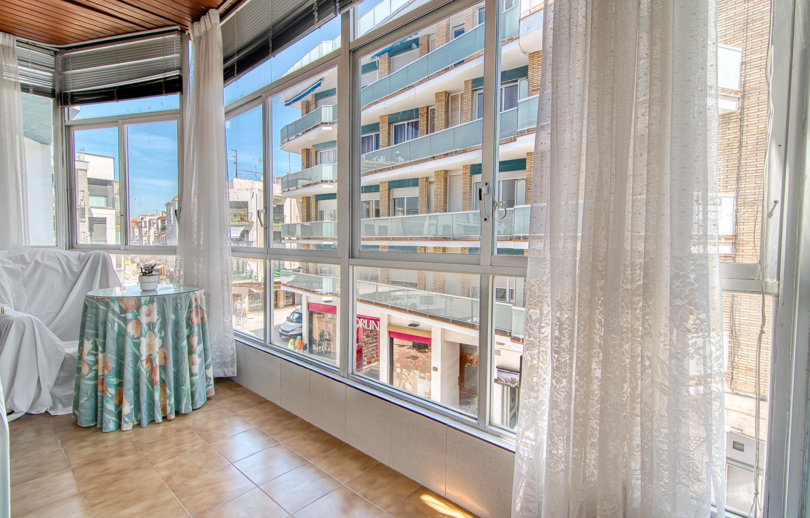 Would you like to live on one of the streets with the most history and character in Roses—practically right by the water—and enjoy the authentic Mediterranean essence every day? - Centre - Ref. CBR6537