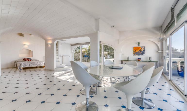 Beautiful house with infinity pool and spectacular views over the Bay of Roses