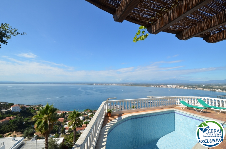 Beautiful villa with 3 bedrooms, pool and spectacular sea views