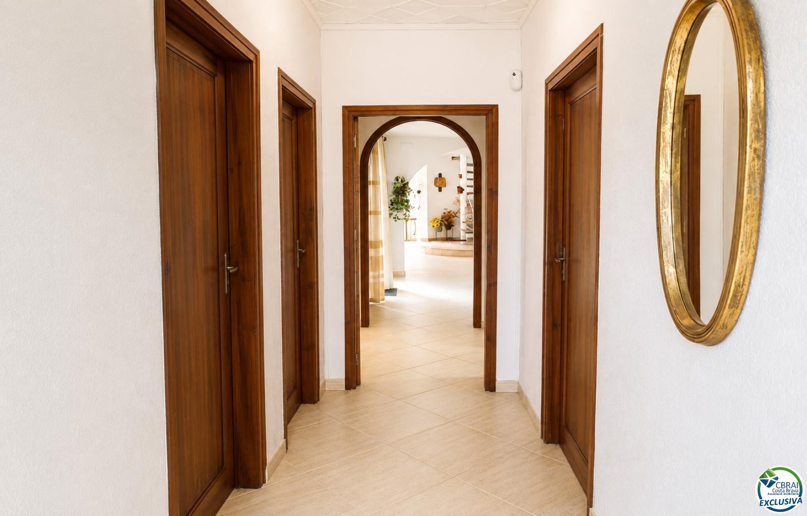 Villa de caractère, terrain de 500 m² et amarrage privé à Empuriabrava - Ebre - Ref. CBR6631 - photo 8