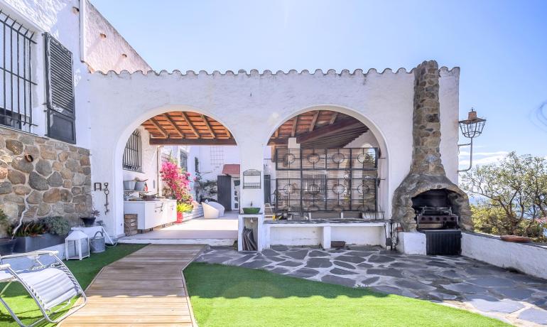 Impressive villa on the second line of the sea in Almadrava