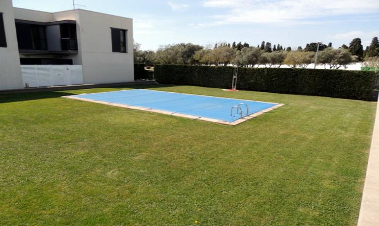 Bonita y moderna casa cerca del centro, con piscina y garaje