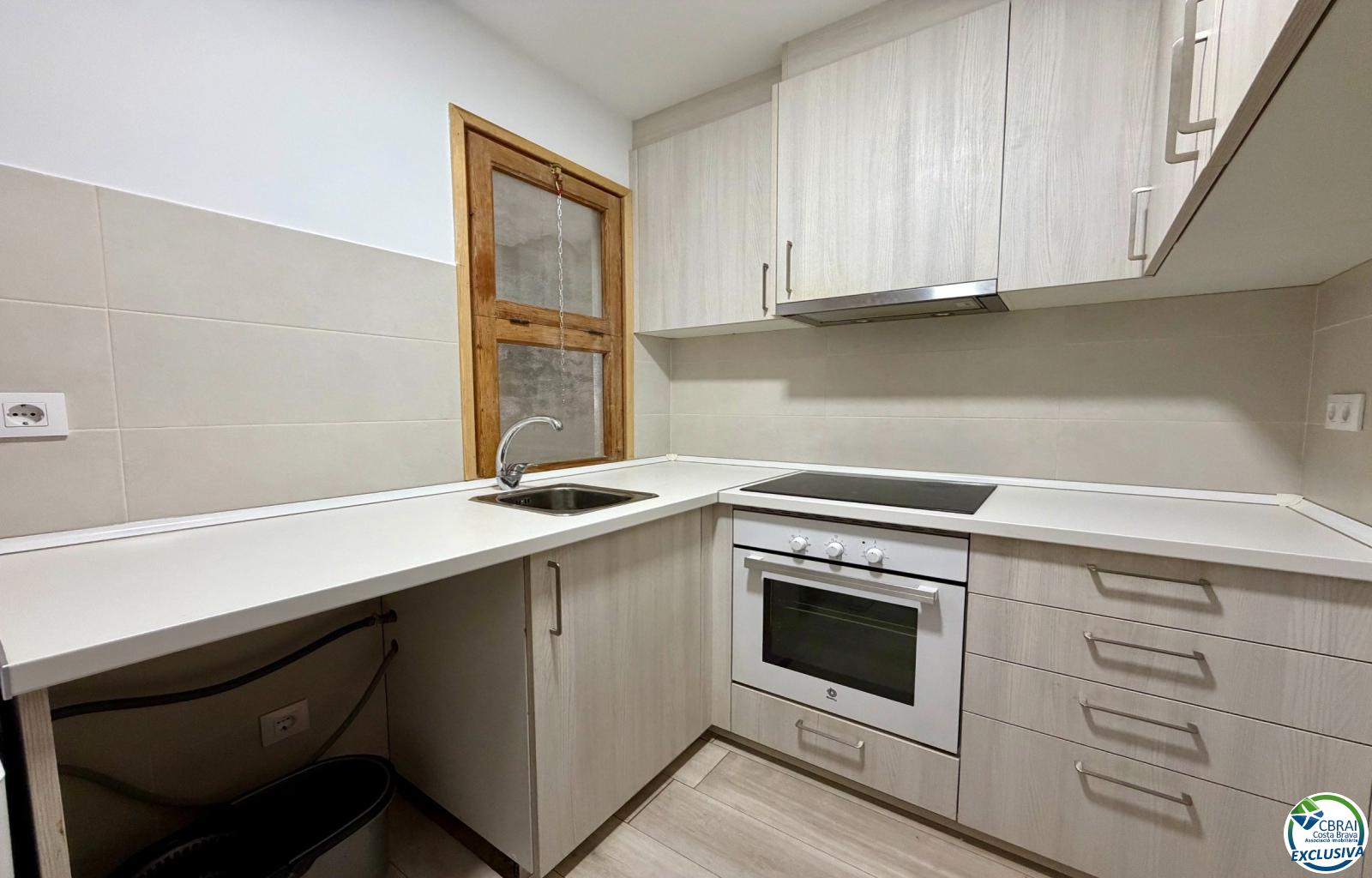 For sale renovated 2-bedroom apartment in the center of Roses, 50m from the sea - Centre - Ref. CBR6411 - photo 11