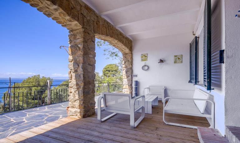 Impressive villa on the second line of the sea in Almadrava