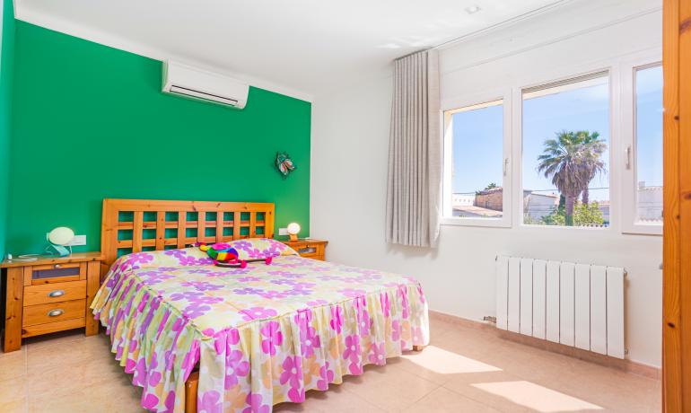 Villa Mediterránea con Encanto Rústico y Amarre Privado de 12.50 m en Empuriabrava