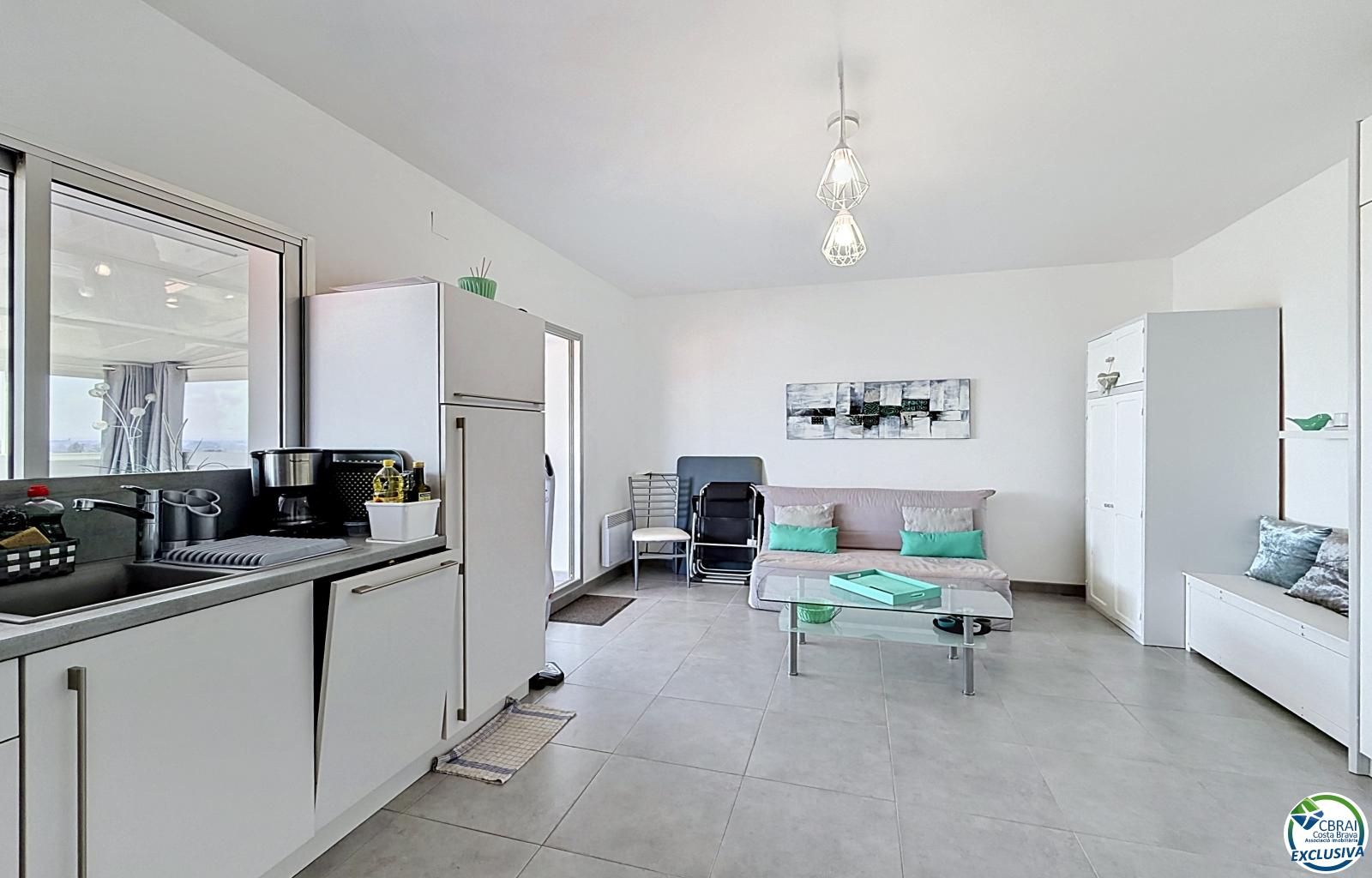 Large renovated studio with a 72 m² terrace, recent veranda, and panoramic views of the Bay of Roses in a residence with a pool and parking - El Cortijo - Ref. CBR6443 - photo 3