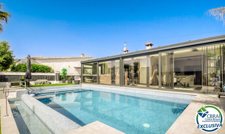 Preciosa casa reformada en el centro de Empuriabrava