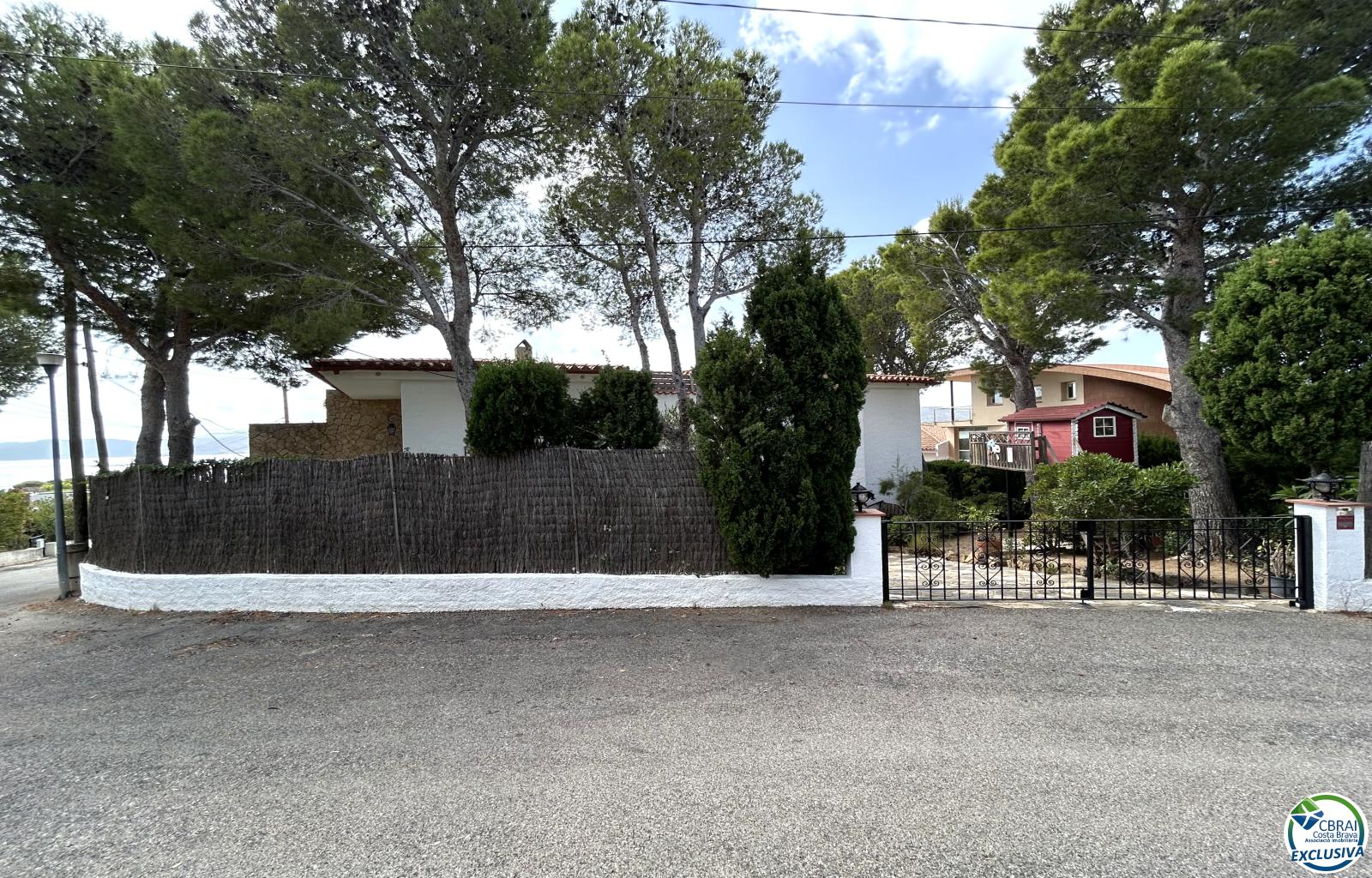 House in Llançà with a tourist license, sea views, and just a few meters from the beach. - Grifeu - Ref. CBR6637 - photo 2