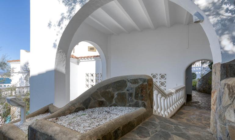 Beautiful house with infinity pool and spectacular views over the Bay of Roses
