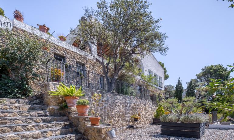 Impresionante villa en segunda línea de mar en Almadrava