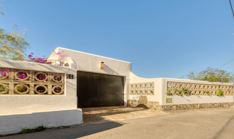 Preciosa casa amb piscina infinita i vistes espectaculars sobre la Badia de Roses