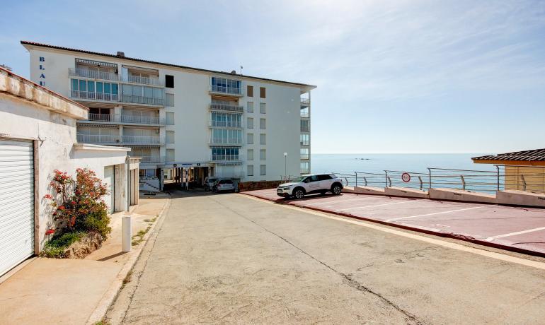 Zwei-Zimmer-Wohnung in erster Meereslinie mit schöner Terrasse und viel Potenzial