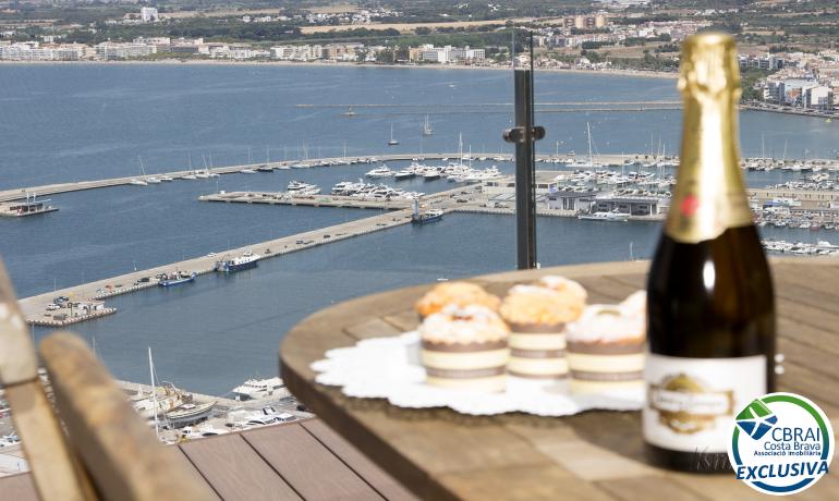 MAISON SUR LE PORT DE ROSES ET VUE SUR LA MER