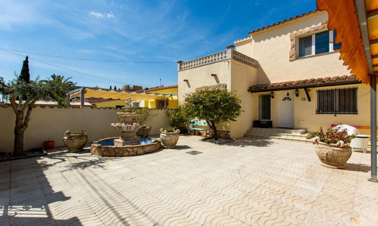 Mediterrane Villa mit Rustikalem Charme und Privatem Liegeplatz 12.50 m in Empuriabrava