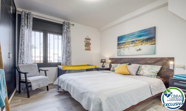 Preciosa casa reformada en el centro de Empuriabrava