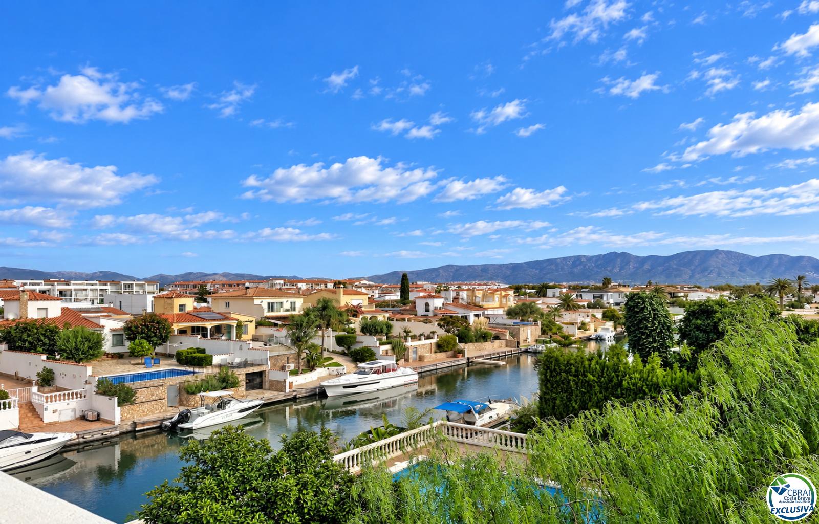 For sale 1-bedroom apartment with canal view, parking and communal pool - Freser - Ref. CBR6679