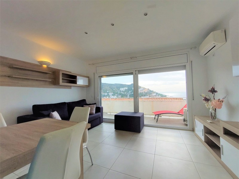 Bonito apartamento completamente reformado con vista al mar y garaje privado