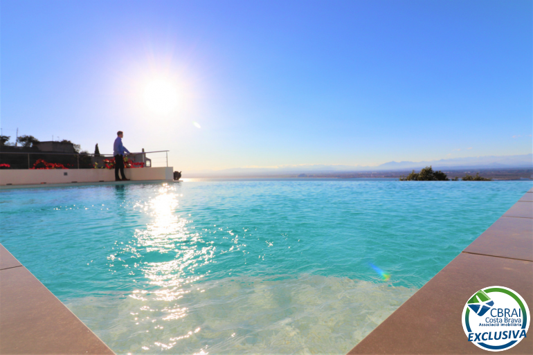 Preciosa casa amb piscina infinita i vistes espectaculars sobre la Badia de Roses