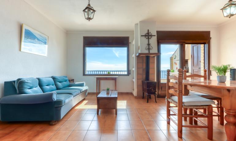 Encantador apartament en venda a la cobejada zona de Puigrom a Roses, amb impressionants vistes al mar i al por