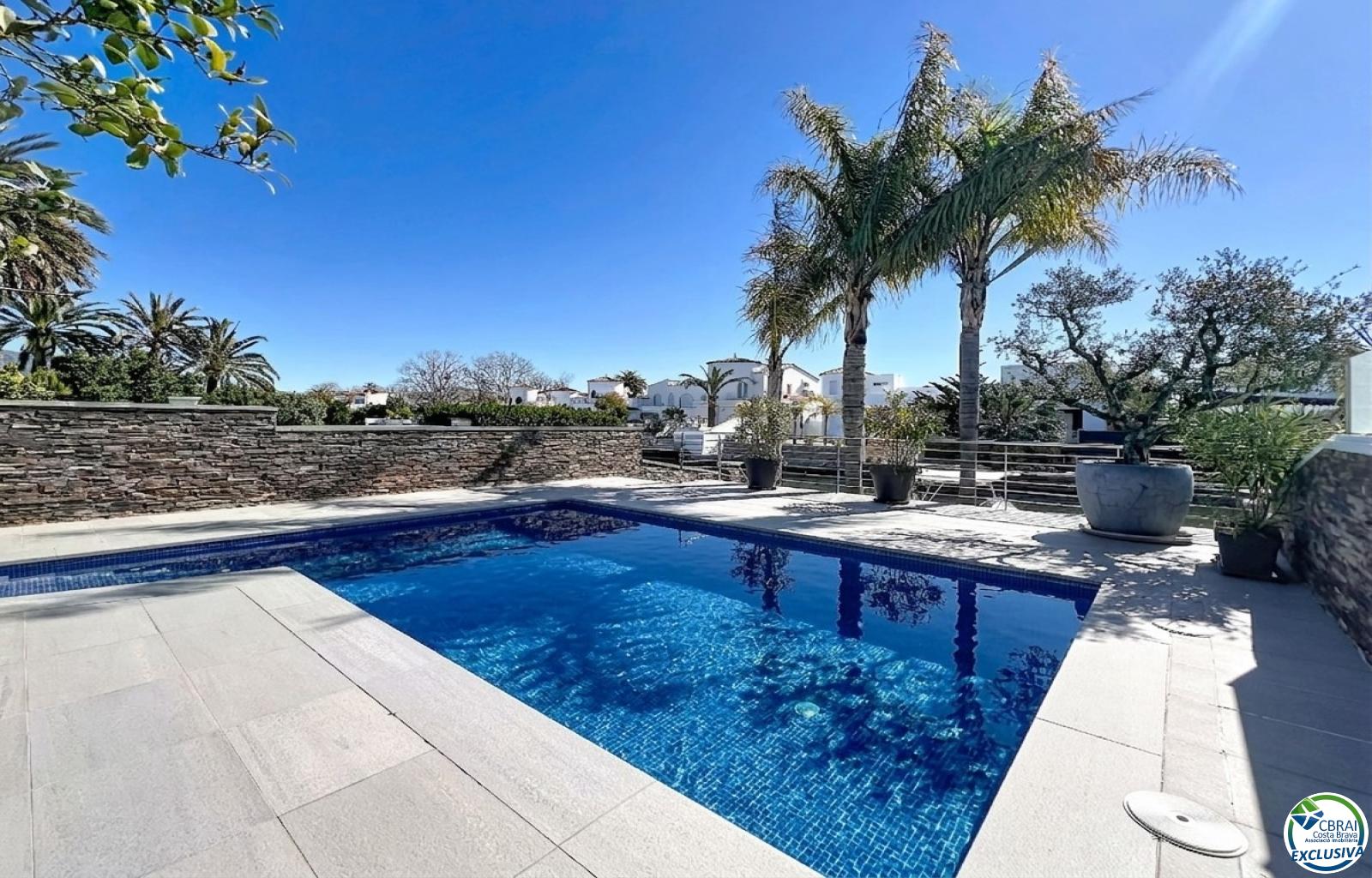 Renovated house in the south, featuring a pool and access to a wide canal in Empuriabrava. - Llobregat - Ref. CBR6415 - photo 2