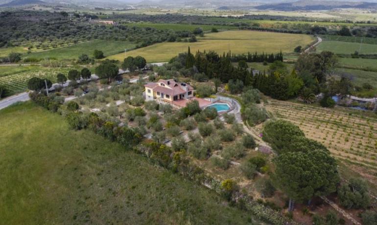 Magnifica vivienda sobre un terreno de 2 Has en Sant Climent Sescebes