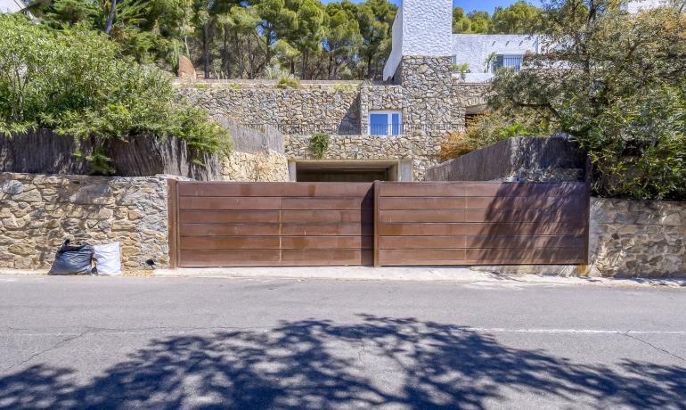 Impressive villa on the second line of the sea in Almadrava