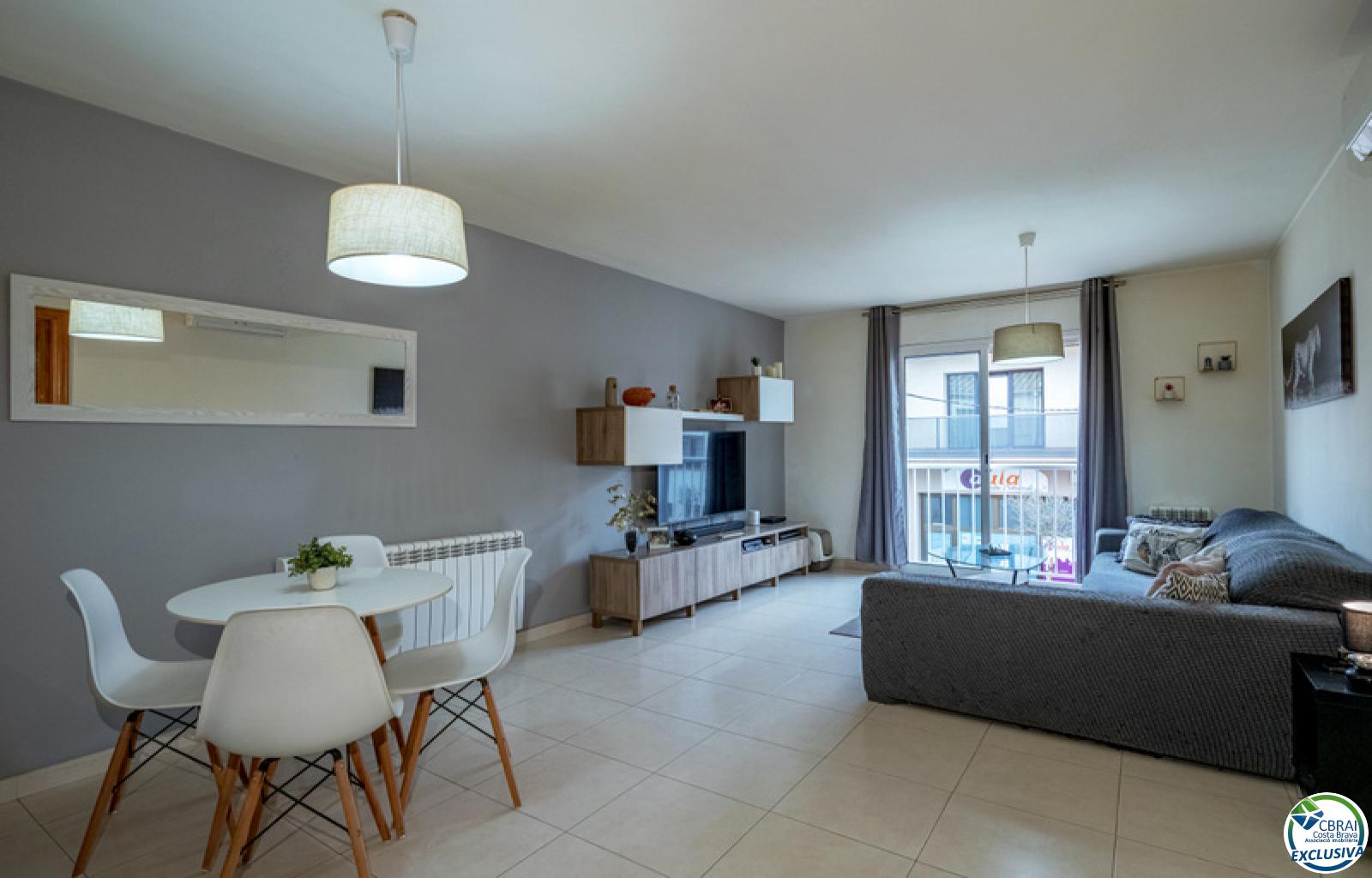 Beautiful two bedroom apartment in the city center in Sant Pere Pescador