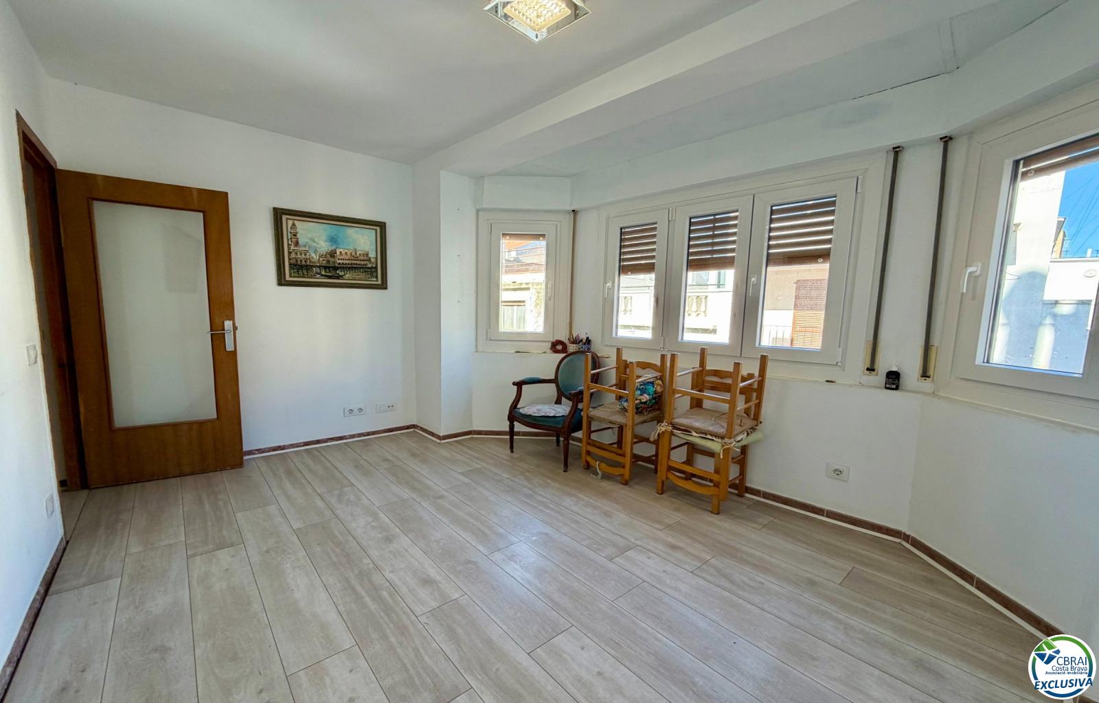 For sale renovated 2-bedroom apartment in the center of Roses, 50m from the sea - Centre - Ref. CBR6411 - photo 2
