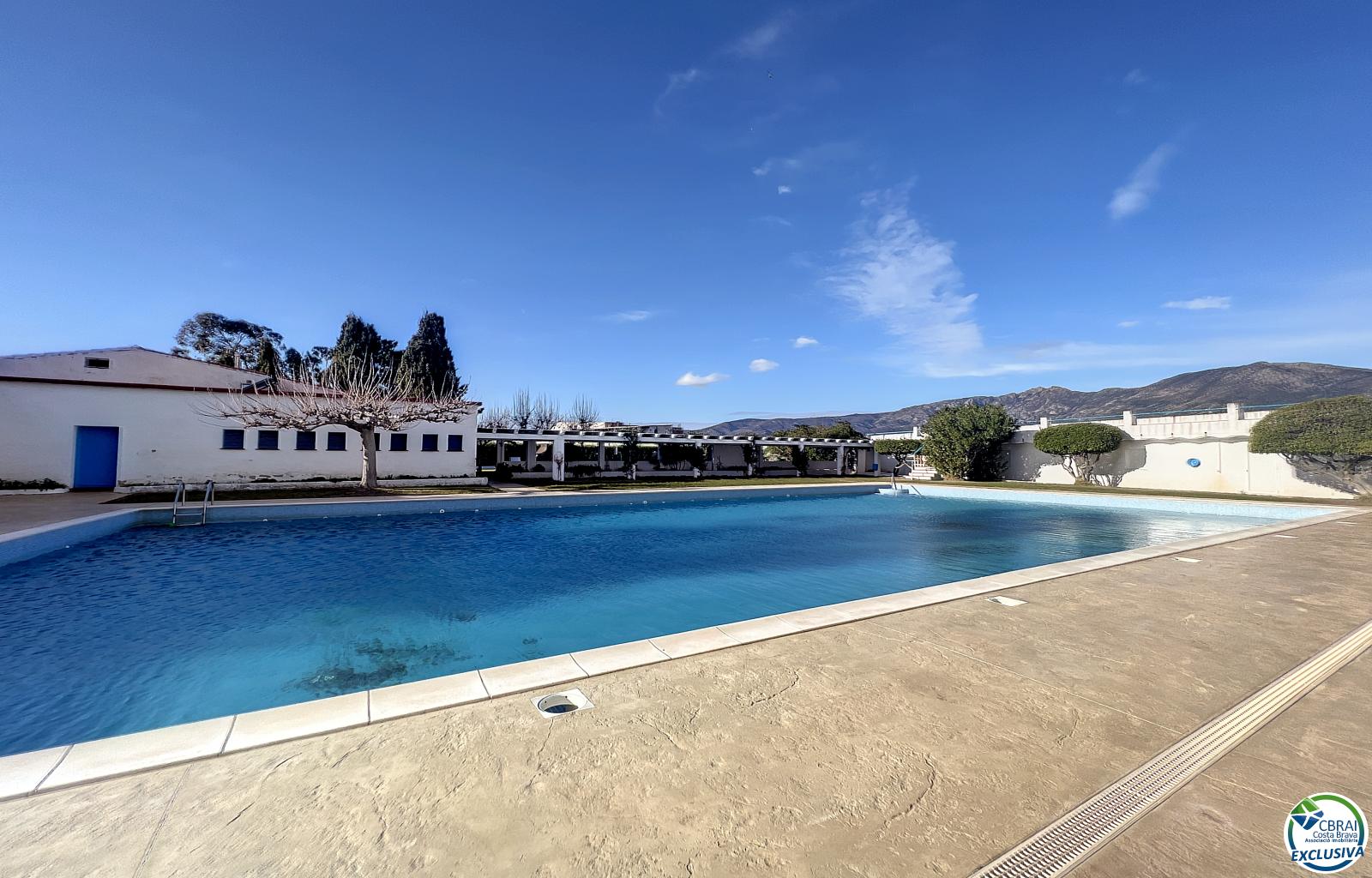 Large renovated studio with a 72 m² terrace, recent veranda, and panoramic views of the Bay of Roses in a residence with a pool and parking - El Cortijo - Ref. CBR6443 - photo 16