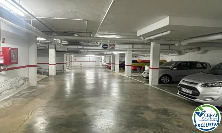 UNDERGROUND PARKING PLACE CENTRO ROSES NEAR THE BUS STATION IN A NEW BUILDING, SUPERVISED AND VERY CAREFUL.