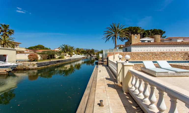 Villa Méditerranéenne de Charme Rustique avec Amarrage Privé de 12.50 m à Empuriabrava