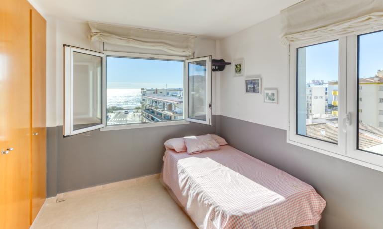 Penthouse de style duplex avec de belles vues à 150 m de la plage