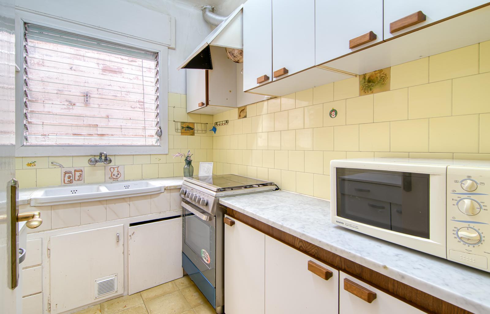 Would you like to live on one of the streets with the most history and character in Roses—practically right by the water—and enjoy the authentic Mediterranean essence every day? - Centre - Ref. CBR6537 - photo 11