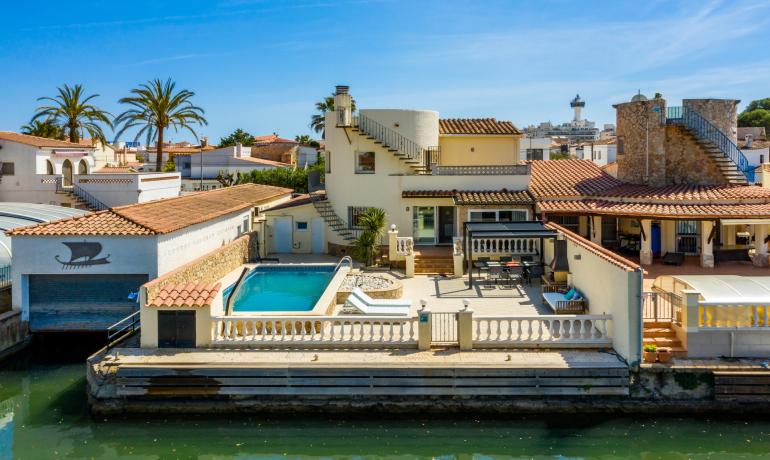 Villa Méditerranéenne de Charme Rustique avec Amarrage Privé de 12.50 m à Empuriabrava