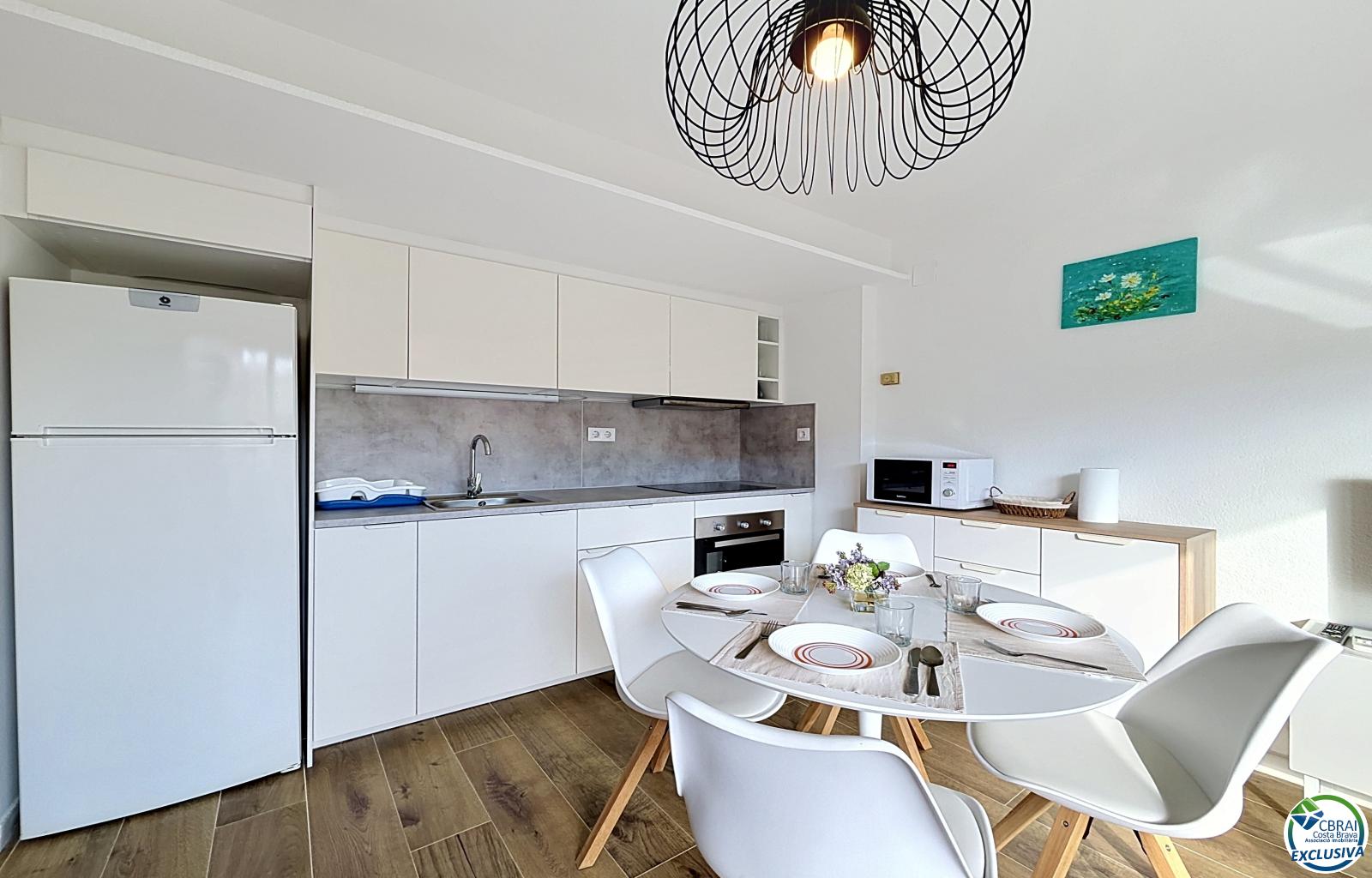 Renovated apartment with tourist license in the center of Rosas, 150m from the beach - Centre - Ref. CBR6548 - photo 3