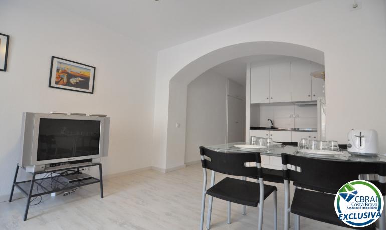 Renovated studio with community pools, garden and parking