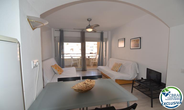 Renovated studio with community pools, garden and parking