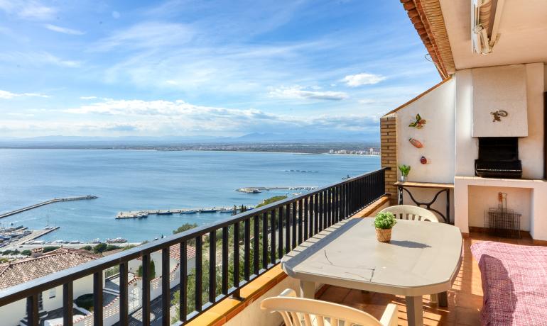 Charmante Wohnung zum Verkauf in der begehrten Gegend von Puigrom in Roses, mit atemberaubendem Blick auf das Meer und den Hafen.