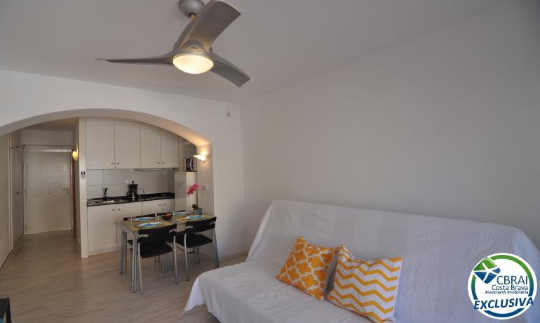 Renovated studio with community pools, garden and parking