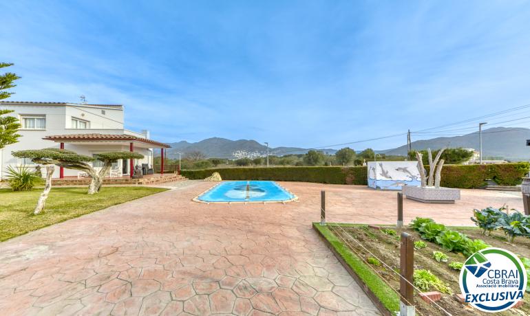 Dream property in Mas Matas, Roses: Independent house with spacious land and private pool!