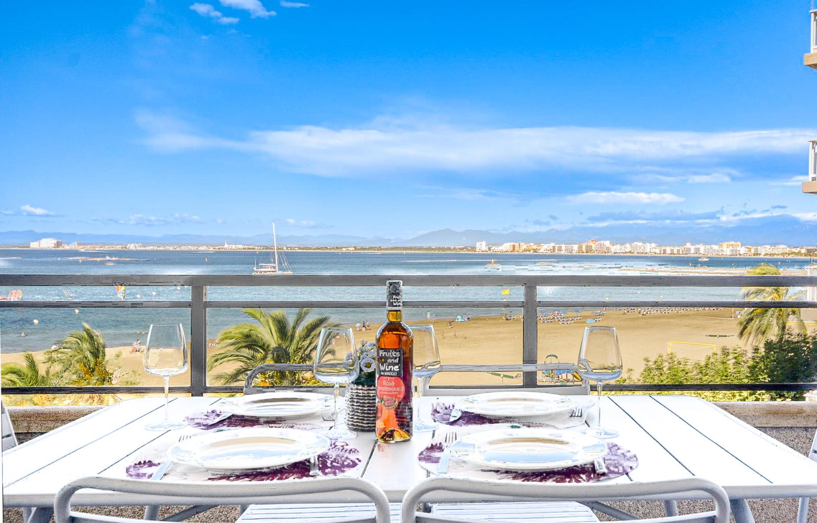 Spectacular apartment for sale on the seafront in the center of Roses