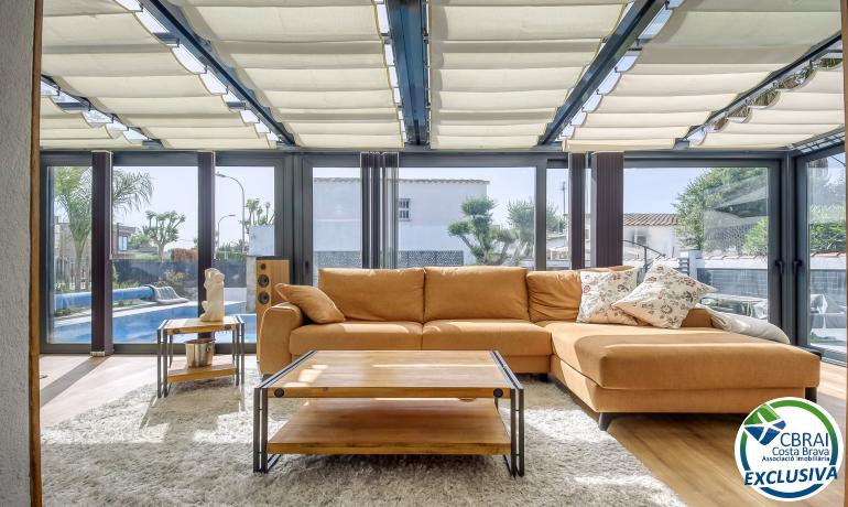 Preciosa casa reformada en el centro de Empuriabrava