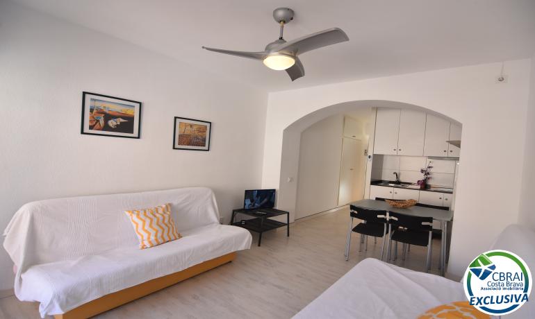 Renovated studio with community pools, garden and parking