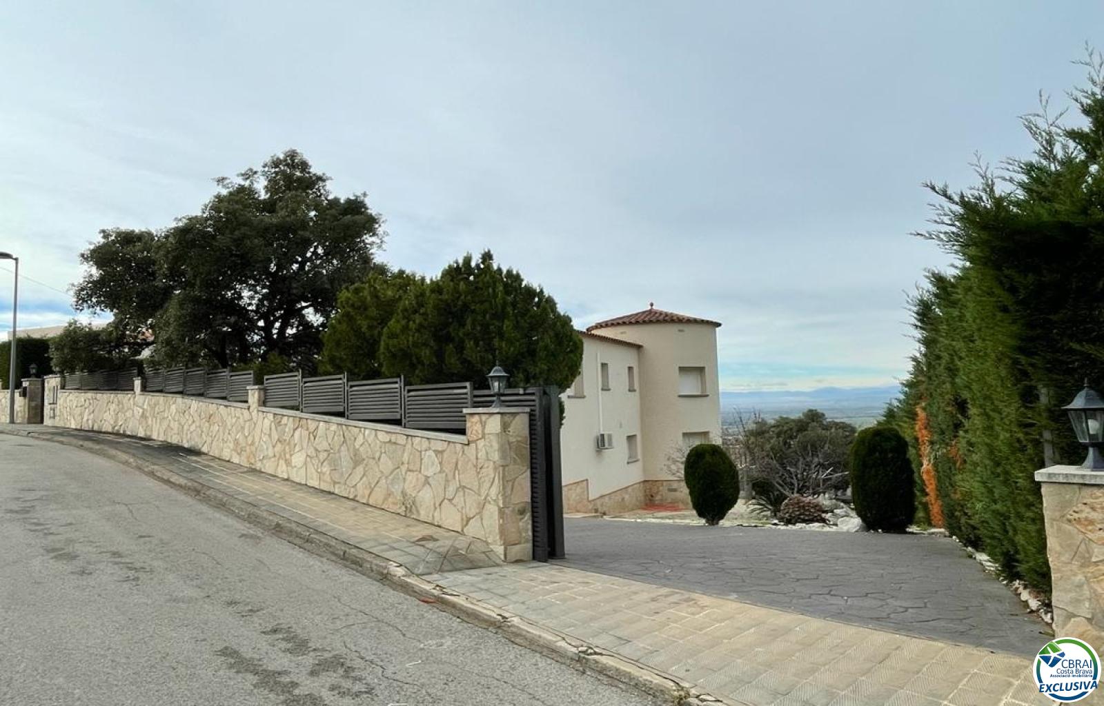 EXCLUSIVE VILLA OF 336 M2 BUILT WITH 890 M2 OF PLOT, 4 BEDROOMS, 3 BATHROOMS, SWIMMING POOL, LARGE TERRACES WITH VIEWS TO THE BAY OF ROSES.