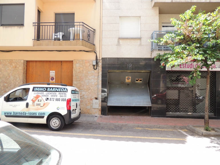 Private parking in Puig Rom street